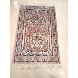 Beautiful Handmade 6' x 4' Silk Rug